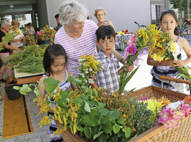 Nach alter Tradition binden Agnes Sch...ch ganz andere Wirkungen zu<ppp></ppp>  | Foto: Dagmar Barber