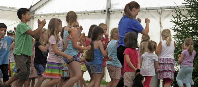 Kinderdisco auf der Bhne: Cheyenne (i...zum Stillsitzen und Zuschauen einlud.   | Foto: Ulrike Spiegelhalter