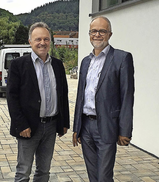 Josha Frey und Brgermeister Rmmele am Bahnhof Zell.   | Foto: privat