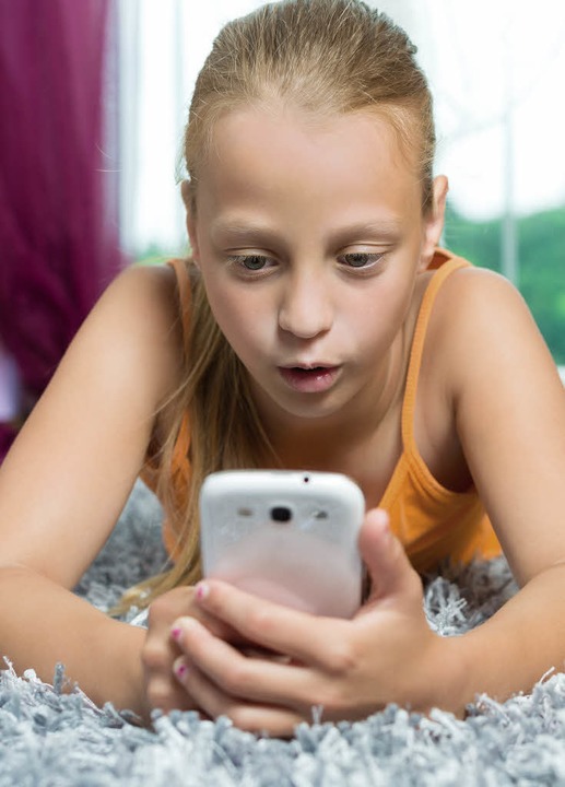 Kinder sollten nicht oft auf Smartphones starren.   | Foto: Colourbox