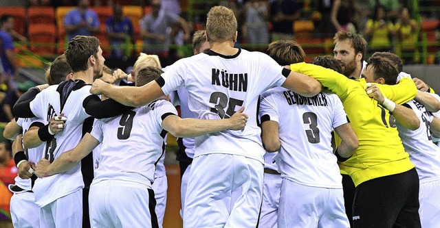Die deutschen Handballer zeigen Teamgeist.   | Foto: dpa