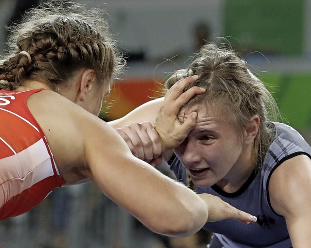 Luisa Niemesch (rechts) gegen die Russin Valeria Koblova   | Foto: AFP