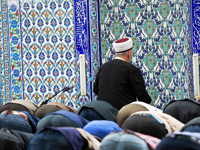 Muslime beten in einer Ditib-Moschee in Stuttgart.   | Foto: DPA