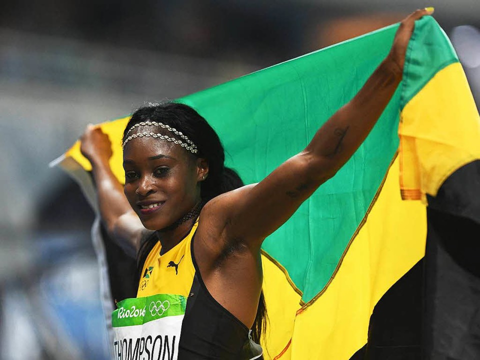 Die schellste Frau der Welt: Elaine Thompson mit der Jamaika-Flagge.  | Foto: AFP