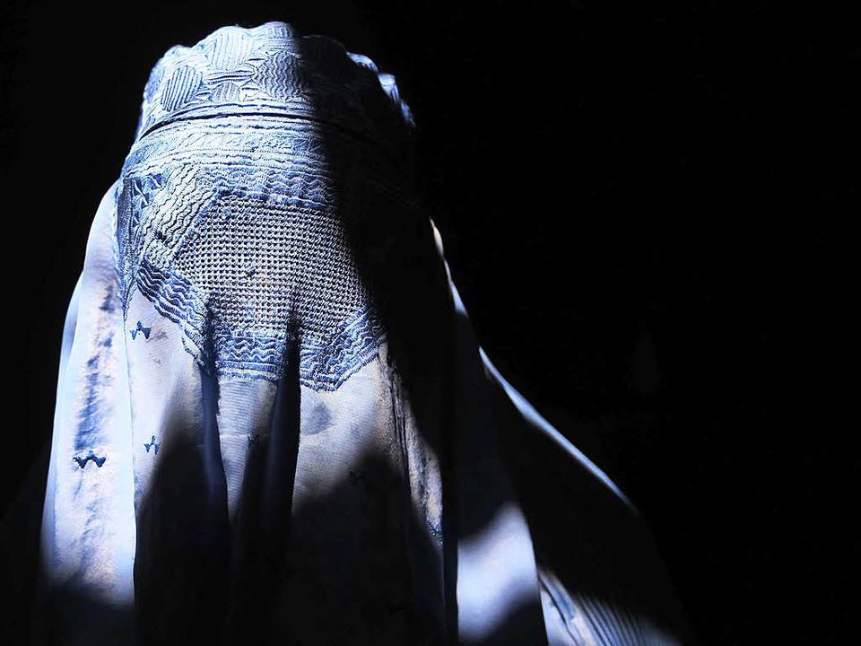 Die Burka ist nicht nur ein Kopftuch: Sie sorgt für komplette Verschleierung.  | Foto: dpa