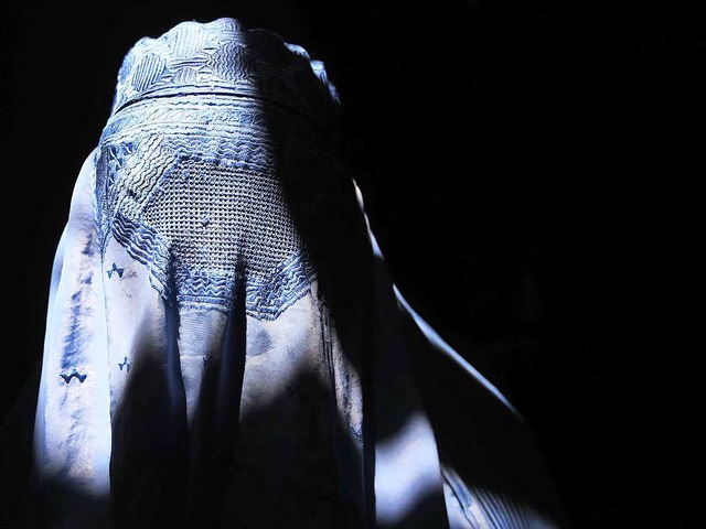 Die Burka ist nicht nur ein Kopftuch: Sie sorgt fr komplette Verschleierung.  | Foto: dpa