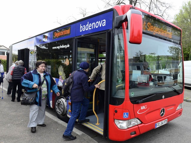 In einem Bus des  Linienersatzverkehr ...nn am Dienstag Mitfahrer (Symbolbild).  | Foto: Ingo Schneider