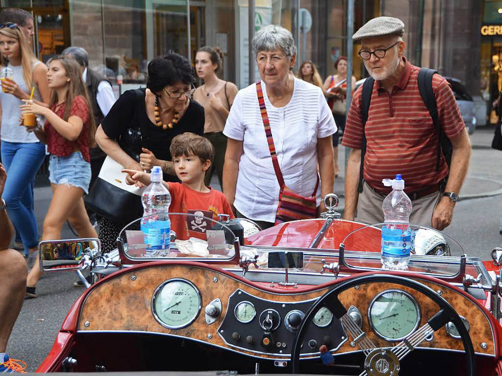 Staunende Blicke der Besucher zogen die Oldtimer am Mittwochnachmittag in der Freien Strae in Basel auf sich.