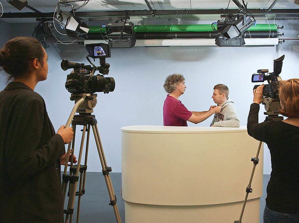 Den Studierenden steht ein komplettes TV-Studio zur Verfgung.  | Foto: Falko Wehr