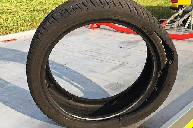 Scharfkantige Randsteine schlitzen Reifen in Titisee auf