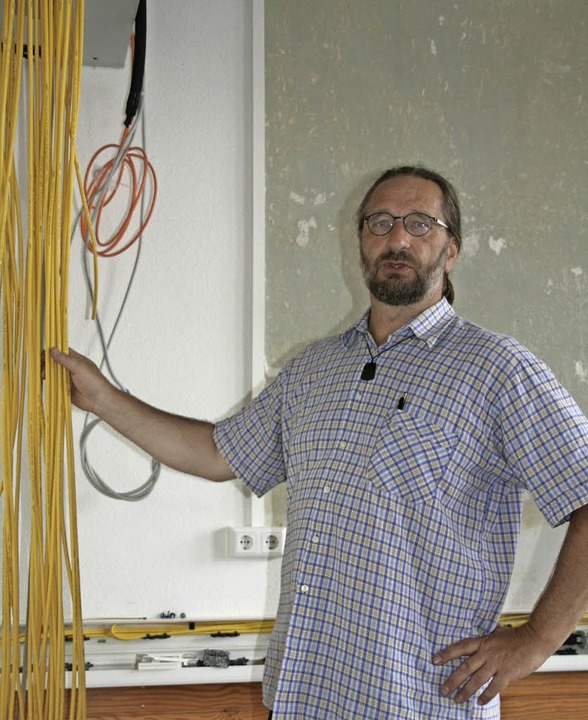 Jede Menge Kabel sind nötig für den EDV-Klassenraum an der Grundschule Fahrnau.   | Foto: Marlies Jung-Knoblich