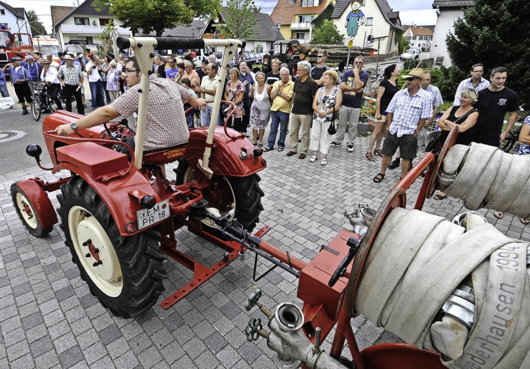 Historische Schlepper und Feuerwehrger...hen der Bulldog- und Schlepperfreunde.  | Foto: Archivfoto: Gollrad