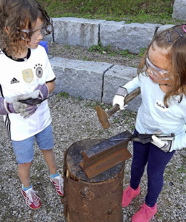 Die Mdchen zeigten keine Scheu vor heiem Eisen, Amboss und Hammer.  | Foto: Gempp