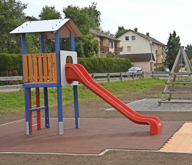 Saniert und mit neuen Spielgerten aus...st der Spielplatz in der Hebelstrae.   | Foto: Juliane Khnemund