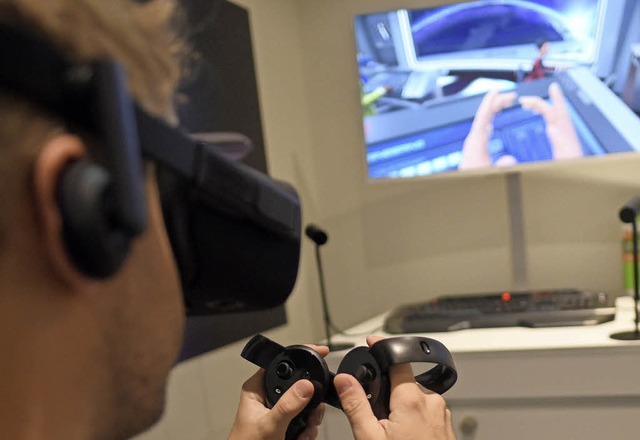 Die  Controller werden in &#8222;Star ... denen er im Spiel Schalter bettigt.   | Foto:  H. Kaiser (dpa)