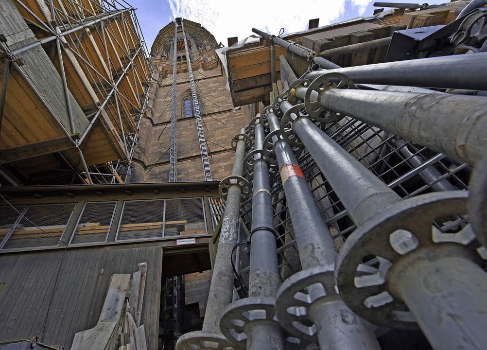 So ganz allmhlich schlt sich aus dem Gerst wieder der Mnsterturm heraus.   | Foto: Michael Bamberger