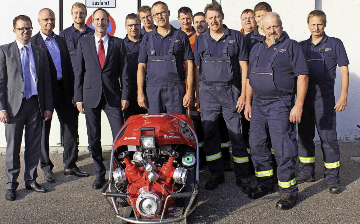 Ulrich Franz, Joachim Hauser und Thoma..., eine Magirus Fire Tragkraftspritze.   | Foto: ZVG