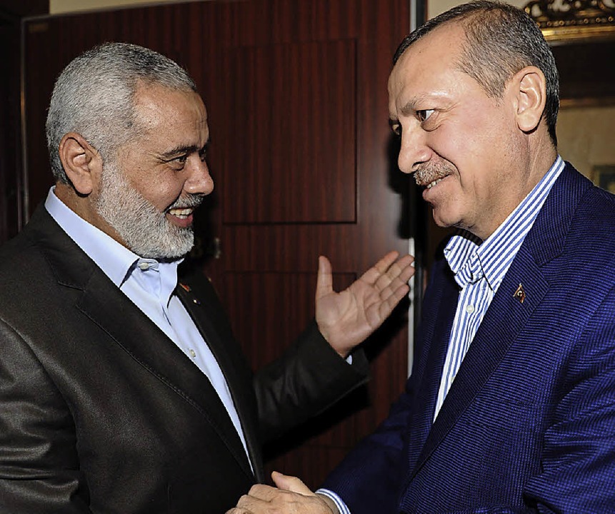Hamas-Chef Ismail Haniyeh (links) und ...rkische Präsident Recep Tayyip Erdogan  | Foto: DPA