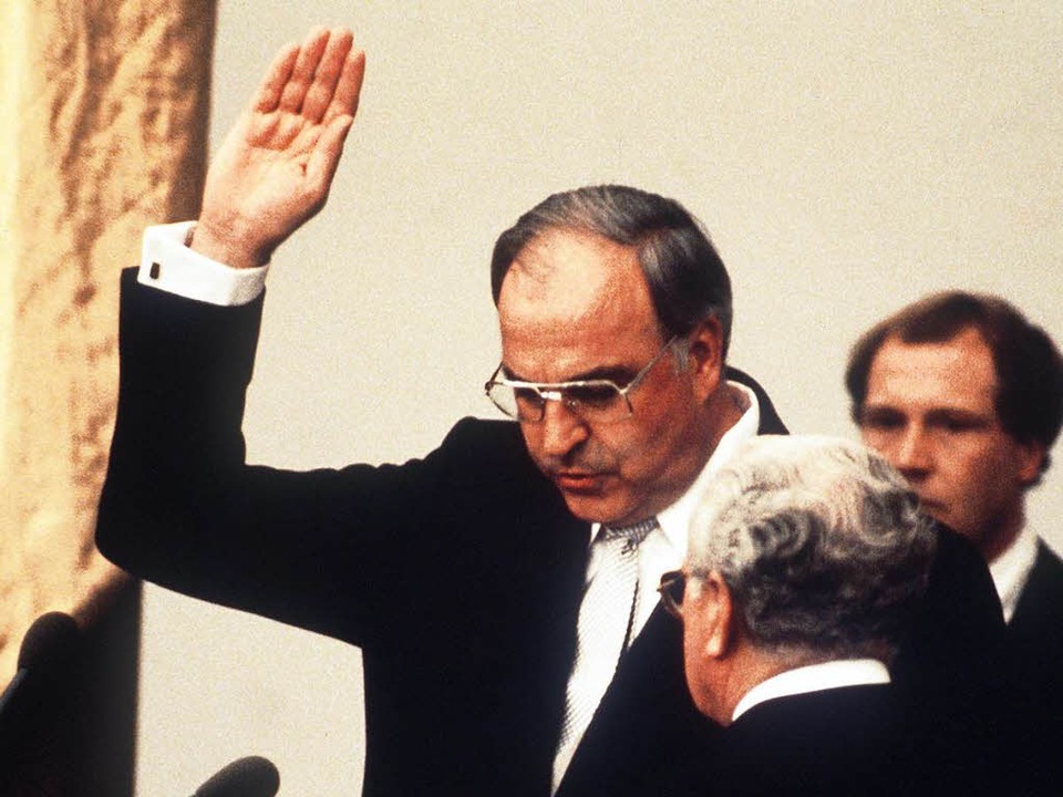 Helmut Kohl bei seiner Vereidigung 1982  | Foto: dpa