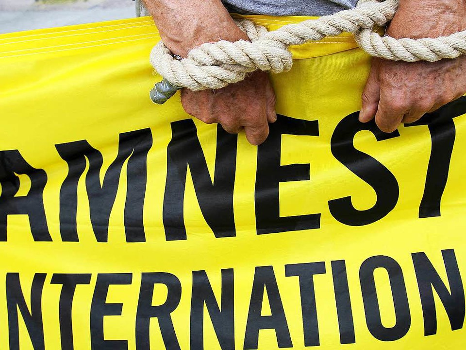 Ein Amnesty-Aktivist protestiert gegen Folter.   | Foto: DPA