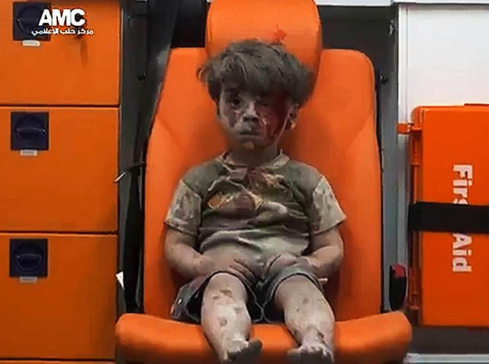 Er heit Omran und ist nach Angaben sy...an solche Bilder berhaupt verbreiten?  | Foto: afp