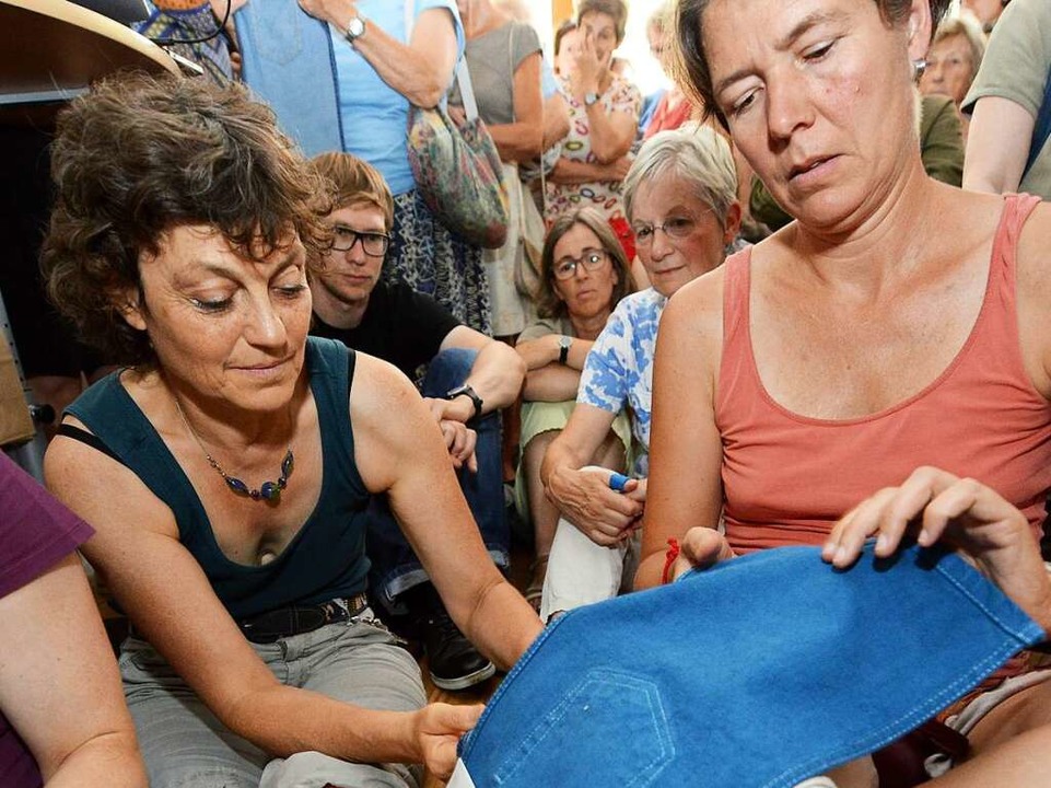 Die blauen Bio-Hosen konnten von den B...usbreiteten, ausgiebig befhlt werden.  | Foto: Rita Eggstein