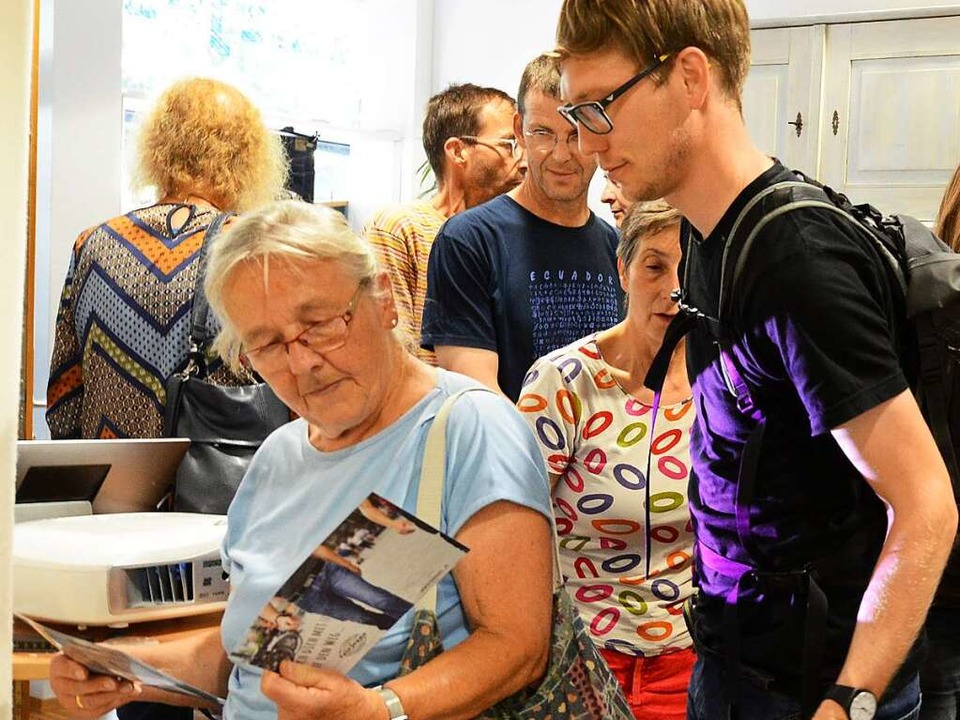Interessiert schauten sich die BZ-Leserinnen und -Leser um.  | Foto: Rita Eggstein