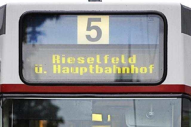 Autofahrer kollidiert in der Friedhofstrae mit Tram der Linie 5