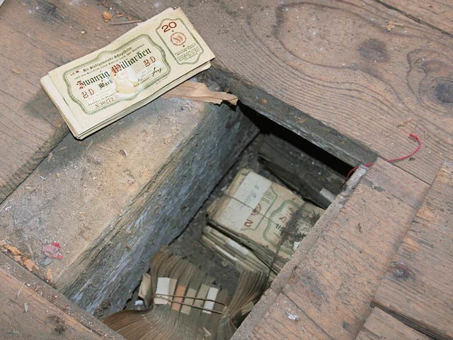 Der Fundort unter einem Bodenbrett auf dem Rathausdachboden   | Foto: Marlies Jung-Knoblich