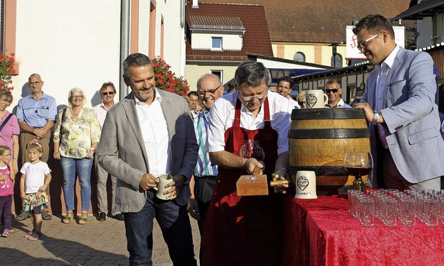 Mit dem Fassanstich wird das Wein- und... darin inzwischen reichlich Erfahrung.  | Foto: Adelbert mutz