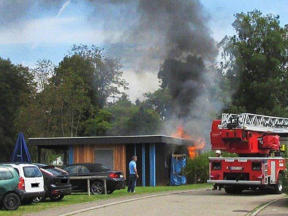Der Schwimmbadkiosk in Brand  | Foto: Polizei