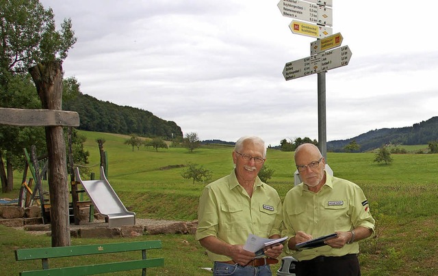 Hans Petzendorfer (links) und Albert B...trolle am Kapellenweg in Reichenbach.   | Foto: Wolfgang Beck