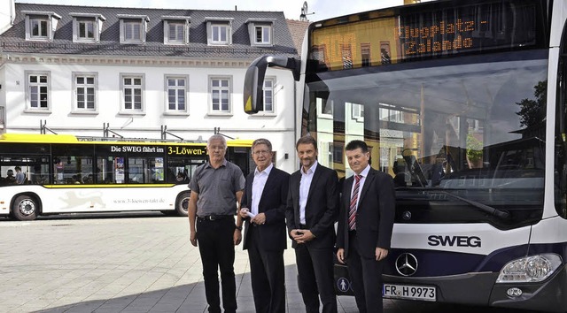 Zufrieden mit der neuen Buslinie 100 (...der IGZ und Frank Silzer von der SWEG   | Foto: Christian Engel