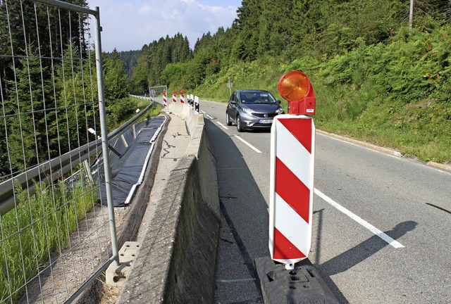 Die halbseitige Sperrung an der Landst...den vom Starkregen vergangenen Jahres.  | Foto: Martha Weishaar