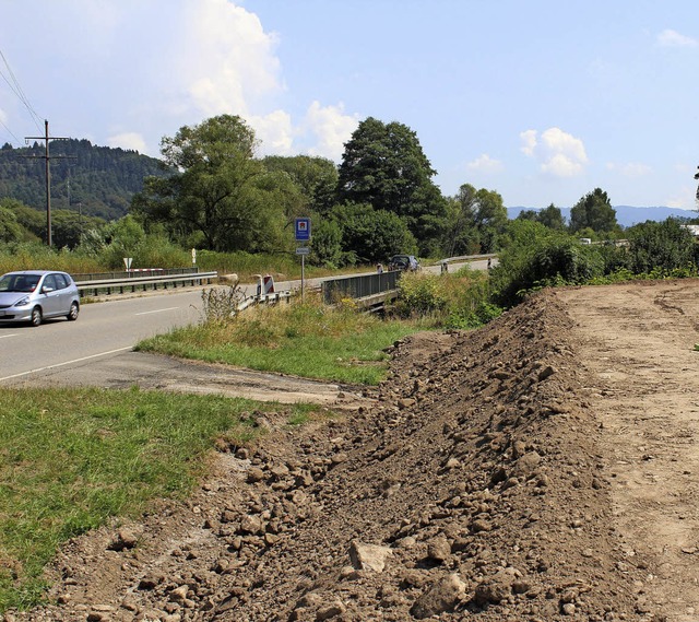 Ein Lrmschutzwall entsteht an der B31...ert fr die neue Ausfahrt Maulburg-Ost  | Foto: Hermann Jacob