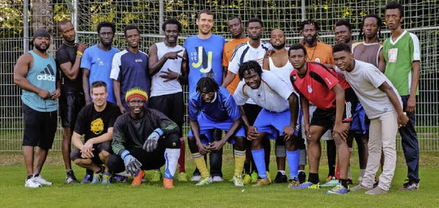 24 Lizenzspieler hat die dritte Mannsc...zu 30 Flchtlinge kommen zum Training.  | Foto: Ansgar Taschinski