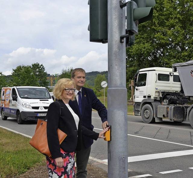 Haben lange auf grnes Licht gewartet:...nn-Mller freuen sich ber die Ampel.   | Foto: Anna Uhlmann