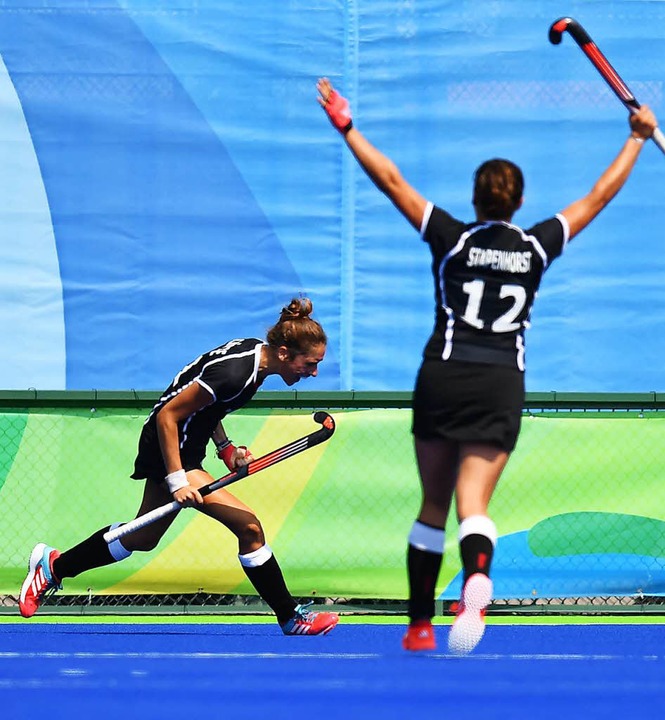 Die Freude ist gro: Lisa Schtze (links) und Charlotte Stapenhorst  | Foto: AFP