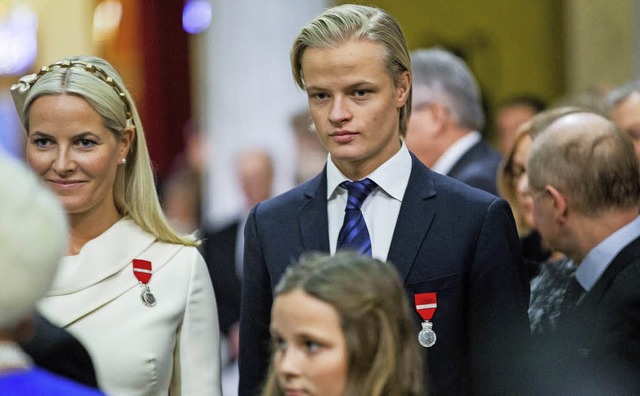 Marius Borg Hiby (Mitte) neben seiner...rwegischen Kronprinzessin Mette-Marit   | Foto: dpa