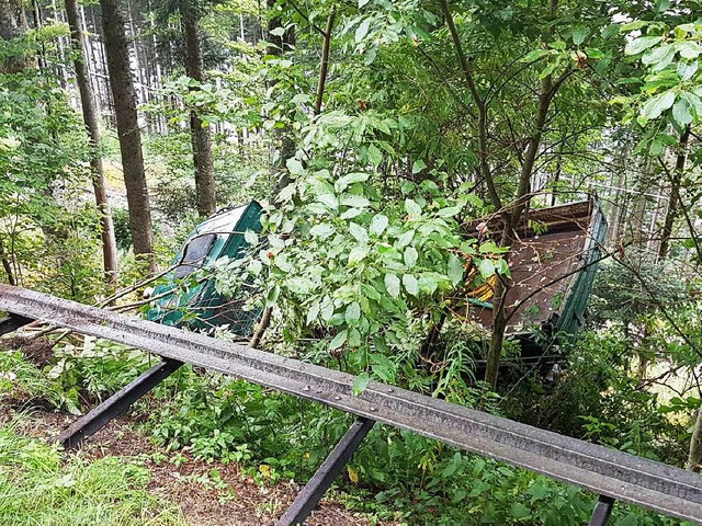 Der grne Lastwagen ist an Bumen hng... die Gleise der Dreiseenbahn gestrzt.  | Foto: kamera24.tv