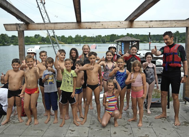 Ihren Spa hatten jngst  rund 20 Kind...n beim Wasserskifahren am Tunisee.      | Foto: Gemeinde Bad Bellingen