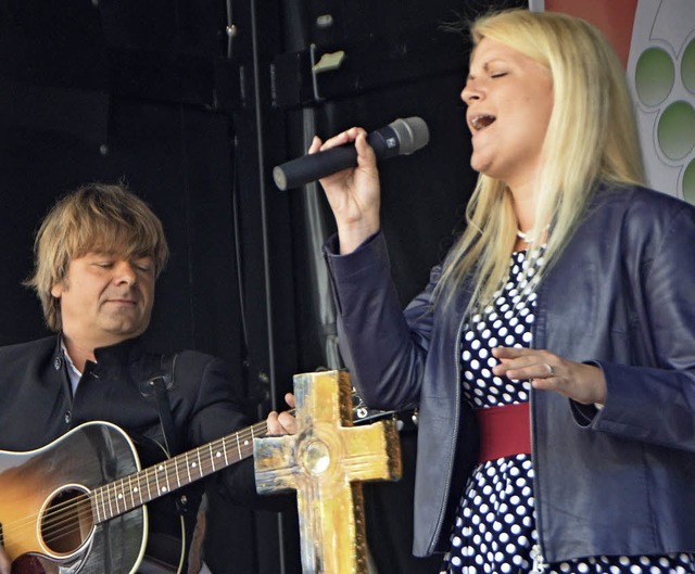 Michael Bach und Mona Golbach umrahmten den Weinfest-Gottesdienst musikalisch.    | Foto: Walser