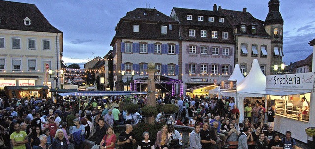 Vor allem in den Abendstunden fllte sich das Weinfestgelnde.  | Foto: Christian Ringwald