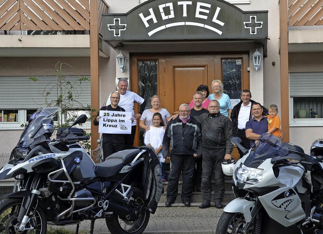 Die Biker aus Westfalen-Lippe und ihre...8222;Roten Kreuz&#8220; in Hugstetten.  | Foto: Dennis SChwarz