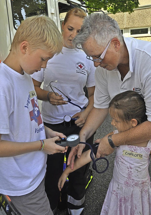 Robert kennt sich schon aus mit Blutdruckmessen.  | Foto: Herbert Geisler