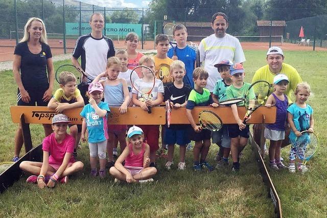 Kinder lernten alles, was zum Tennisspielen gehrt