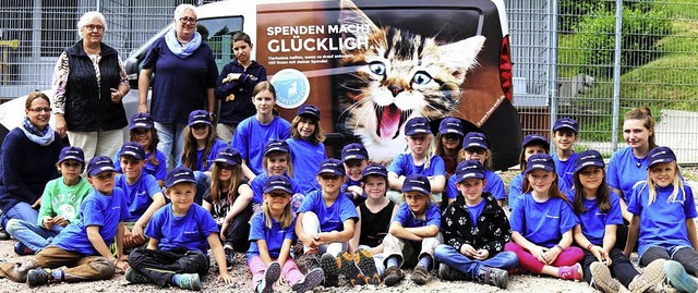 Gruppenfoto der Teilnehmer an der E+H-... neuen Bus des Tierheims in Hauingen.   | Foto: privat