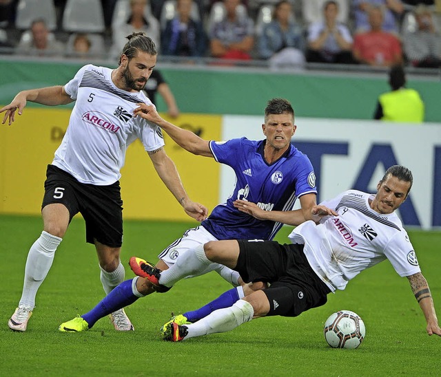 Die Villinger Dragan Ovuka (links) und...chalker Torjger Klaas-Jan Huntelaar.   | Foto: Keller