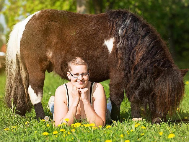 Selbstbewusst und lebensfroh: Laura Ofenloch und ihr  Shetland-Pony Bounty  | Foto: Jens Jordan