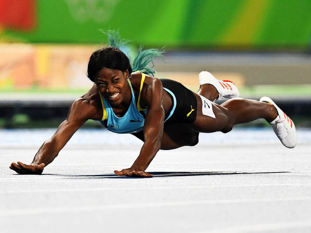 Shaunae Miller, mit Bauchklatscher zum Gold: Kurz vor der Ziellinie  setzte Miller pltzlich zum Sprung an, sie flog durch die Luft - und sie landete buchlings als Olympiasiegerin im Ziel.